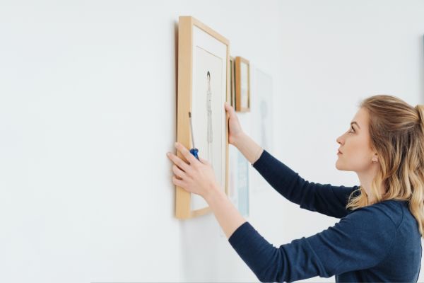 Cost of Picture Hanging Service in Edison